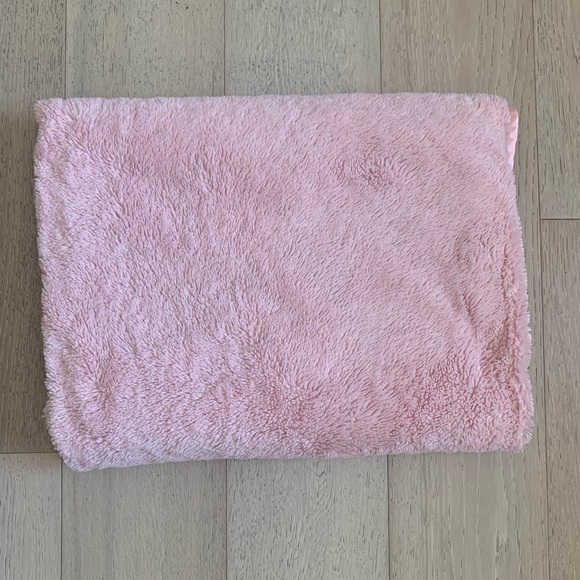 BIG PLUSH PINK BLANKET - Picture 1 of 3